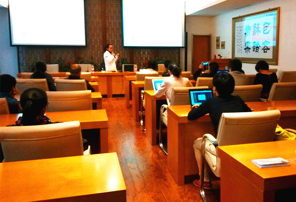 天堂硅谷攜手綠城口腔醫(yī)院舉行健康知識講座和義診